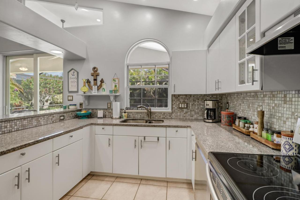 Cozy Beach House - 5 Minutes From Vanderbilt Beach North North Naples Екстериор снимка